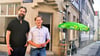 Tobias Kremkau (links), Kreisvorsitzender der Grünen, und Heiko Knopf, stellvertretender Bundesvorsitzender der Partei, vor ihrem neuen Parteibüro in der Hohen Bude 15 in Stendal.