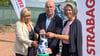 Zeitkapsel statt Spatenstich für das neue FCM-Funktionsgebäude: Magdeburgs Oberbürgermeisterin Simone Borris (l.), FCM-Präsident Jörg Biastoch und Innenministerin Tamara Zieschang ließen das Rohr, in dem unter anderem die aktuelle Volksstimme steckt, sinken.