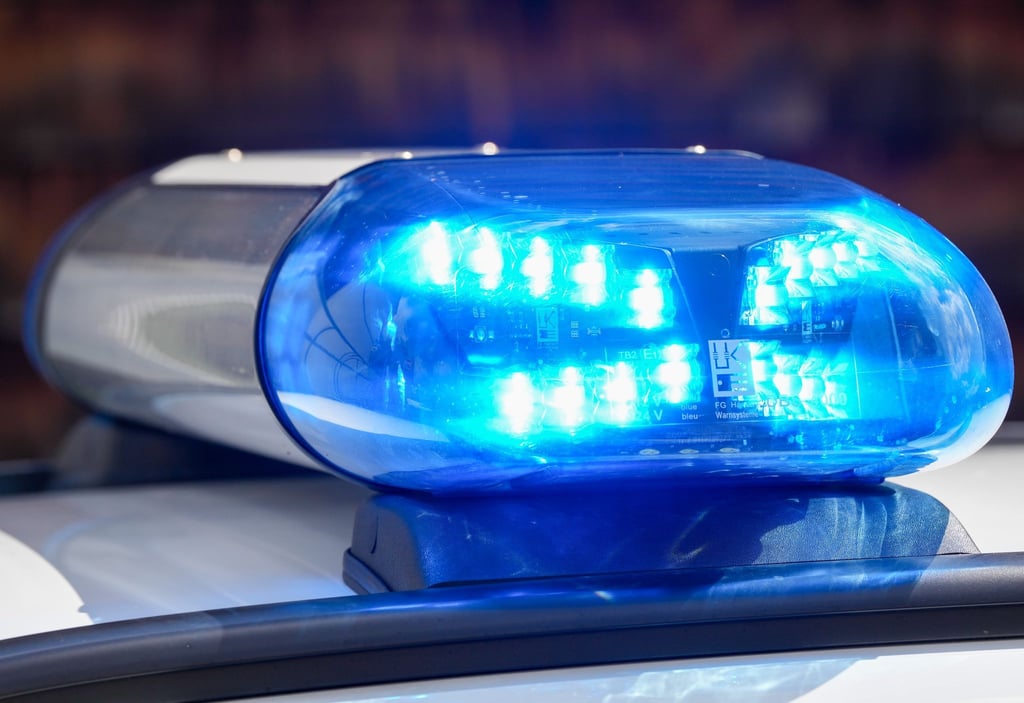 Polizei, Feuerwehr und Rettungsdienst sind bei dem Unfall im Einsatz. (Symbolbild)