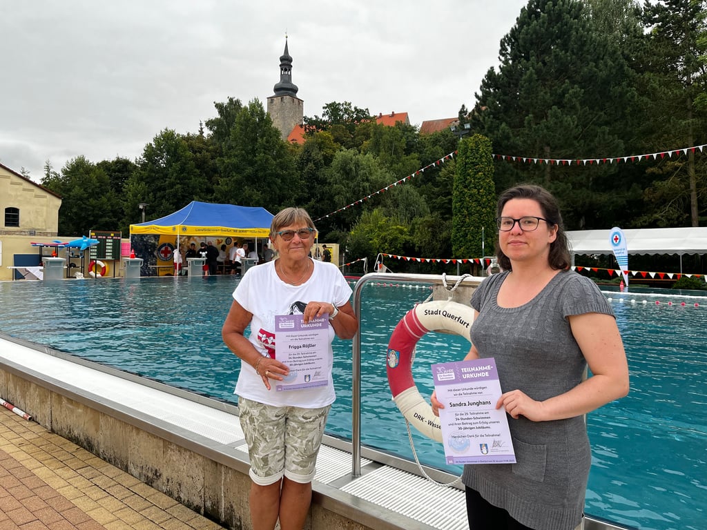 Frigga Rößler (l.) und Sandra Junghans wurden im Stadtbad Querfurt ausgezeichnet.
