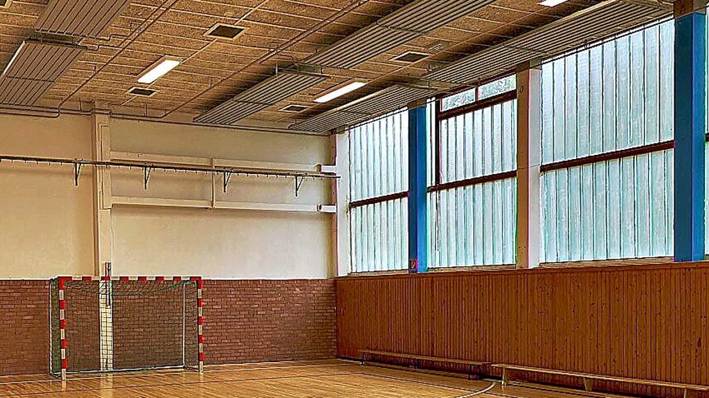 Die Fensterfront der Sporthalle Eickendorf wird demnächst saniert. Die neuen Fenster sorgen nicht nur für mehr Licht in der Halle, sondern auch für mehr Sicherheit und eine bessere Energieeffizienz.