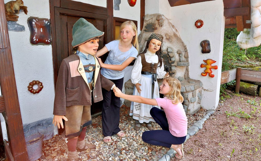 Der Nachwuchs hat nach wie vor seinen Spaß am Hexenhaus im Bernburger Märchengarten.
