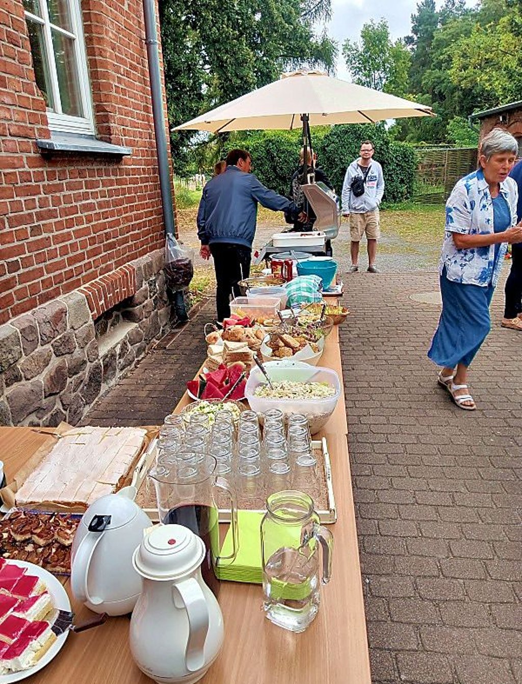 Für die Gäste gab es ein großes Buffet zum Gemeindefest.