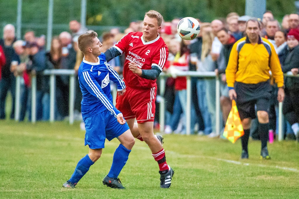 Publikumsmagnet: Am Freitag ab 19.30 Uhr stehen sich der FSV Klosterhäseler (hier Leon Franke/in Rot) und der ESV Herrengosserstedt mit Justin Krämer (l.) im ersten Derby der neuen Saison gegenüber.
