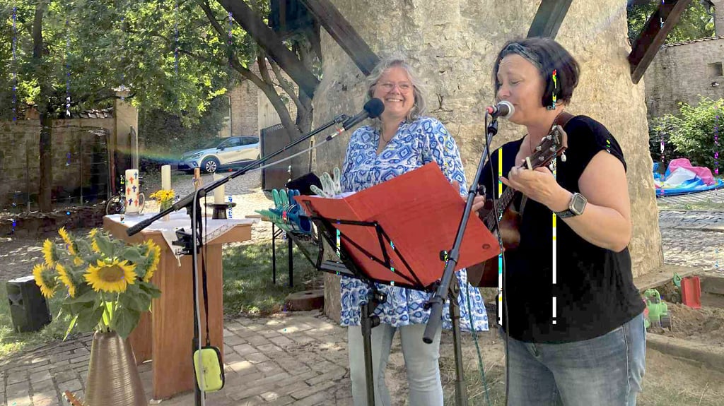 Gaby Hoffmann und ihre Freundin singen beim Taubenturmfest in Gatersleben.