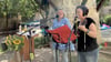 Gaby Hoffmann und ihre Freundin singen beim Taubenturmfest in Gatersleben.