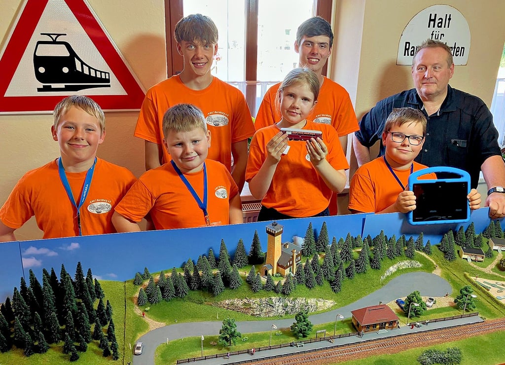 Frank Wittenbeck (rechts) unterstützt die Schülergruppe mit Tim Fröde (vorn, v.li.), Ben Barche, Melissa Klesch, Max Fröde sowie Dorian Ehrich (hinten v. li.) und Domenik Wittchen finanziell.