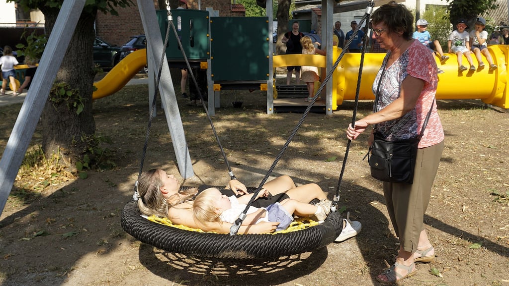 Die große Nestschaukel wurde von den Kindern sofort in Beschlag genommen.