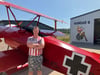 Alexander Stegner, Flugzeugmechaniker und Kunstflieger, vor seinem Nachbau der Fokker Dr. I und seinem Hangar auf dem Ballenstedter Flugplatz.