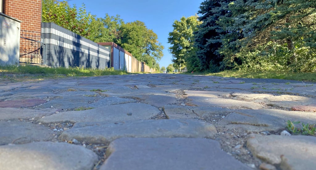 Das Kopfsteinpflaster auf dem Weg zur Ecostor-Baustelle bleibt. Das Unternehmen sieht keine Möglichkeit, die Baustraße selbst auszubauen.
