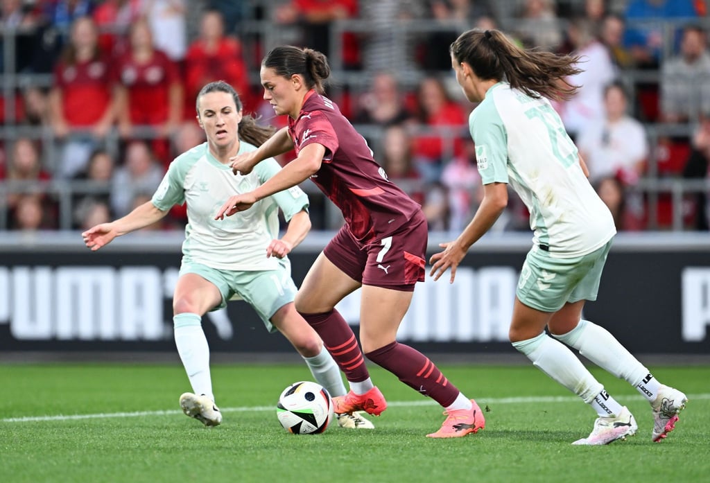 Leipzigs Giovanna Hoffmann (M) trifft mit RB im Pokal auf einen Zweitligisten.
