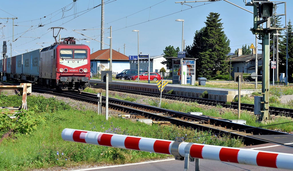 So sieht die Stelle bei geschlossener Schranke und der Vorbeifahrt eines Güterzuges aus.