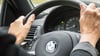 Blinken, abbiegen - und fahren, denn ich habe Vorfahrt. Allerdings: Auch dann kann man nach Unfällen mithaften.