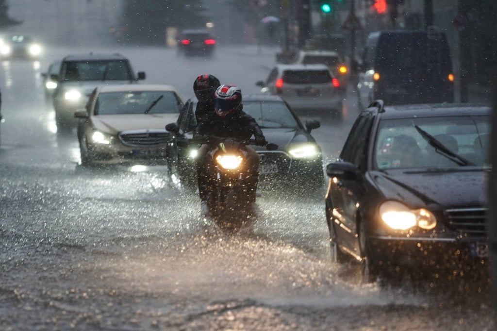 Land unter: Starkregen kann die Straßenverhältnisse binnen kurzer Zeit komplett verändern. Auto- und Motorradfahrer kann das in Stress versetzen.