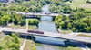 Zwei Brücken über die Elisabethsaale: vorn die für Straßenbahnen, Fußgänger und Radfahrer, hinten für die B 80. Selbst wenn dort Stau herrscht, soll die Trambrücke nicht für Autos geöffnet.