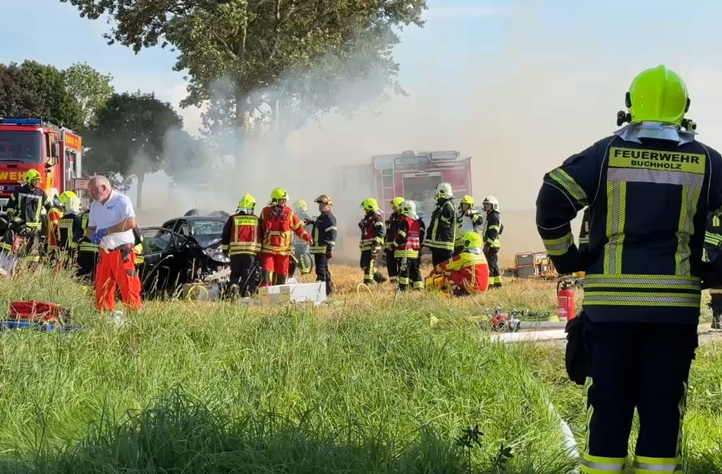 Die Feuerwehr musste mehrere eingeklemmte Menschen aus den Autos holen.