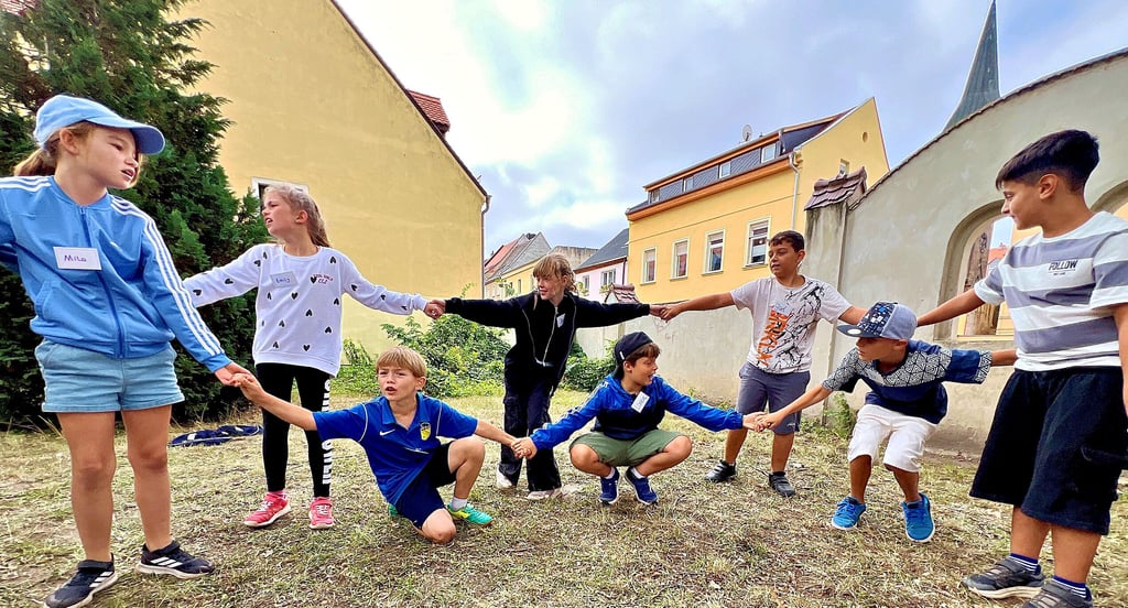 Die Kinder der Klasse 4a versuchen, den Gordischen Knoten zu entwirren.