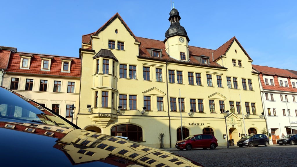 Die Verwaltung der Stadt Hettstedt samt Bürgermeister hat ihren Sitz im Rathaus der Stadt.