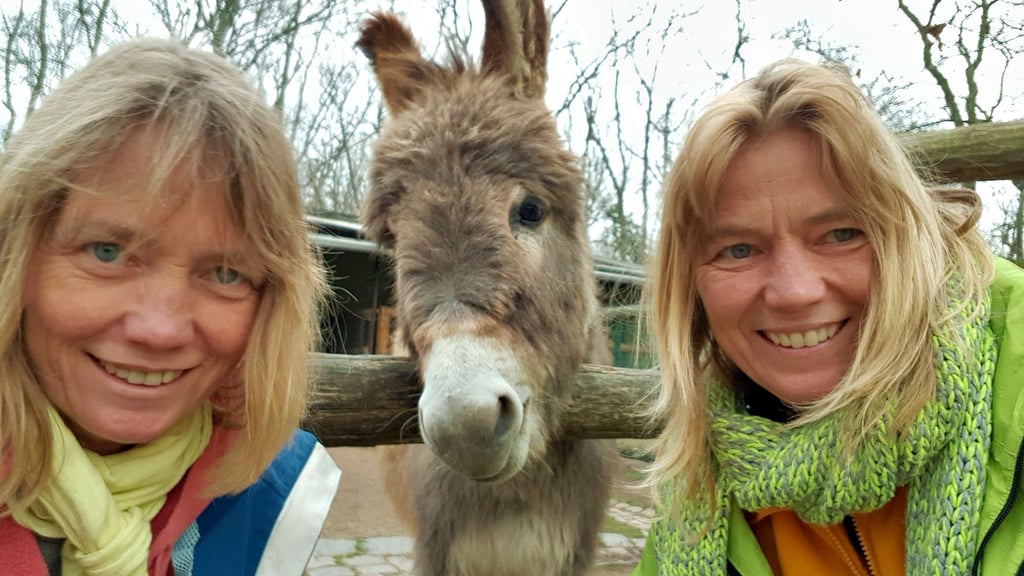 Ein Herz und eine Seele: Die Zwillingsschwestern Iris (re.) und Claudia Brümmer besuchen ihren Pino jeden Monat.