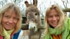 Ein Herz und eine Seele: Die Zwillingsschwestern Iris (re.)  und Claudia Brümmer besuchen ihren Pino jeden Monat.