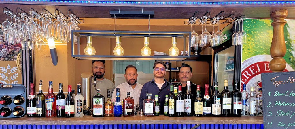 Romeo Schlanke (3.v.l.) mit seinem Team hinter der Theke im neuen Restaurant „Pure India Kila“ in der Burgstraße.