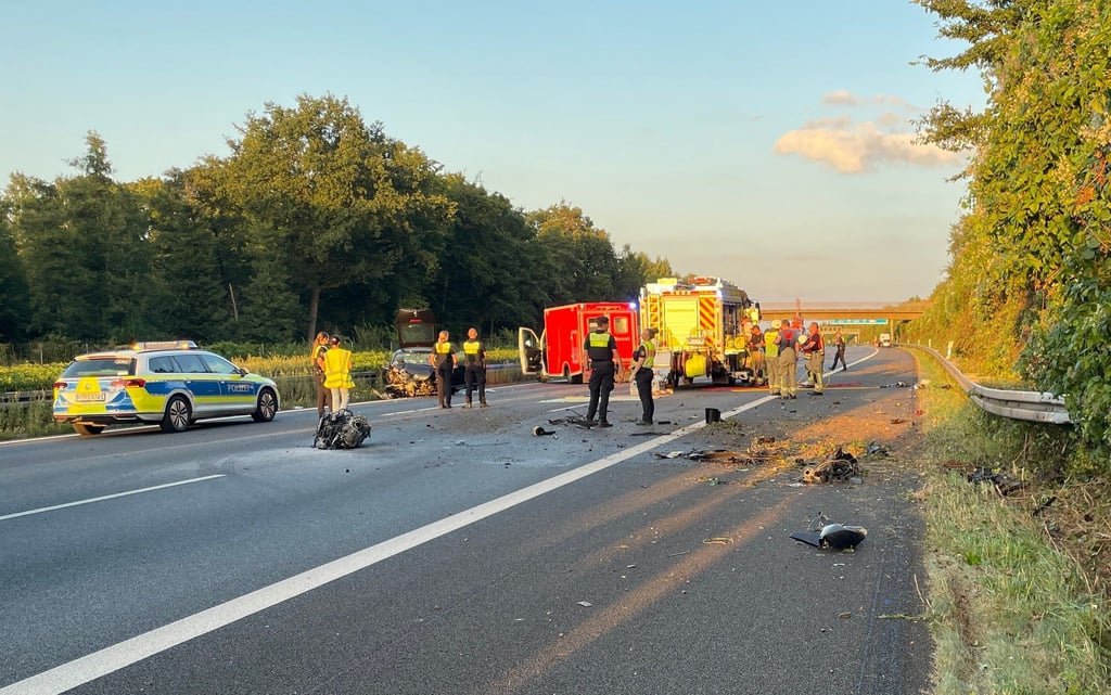 Die A2 war gegen 23.00 Uhr weiterhin gesperrt - ein Ende war zunächst nicht absehbar.