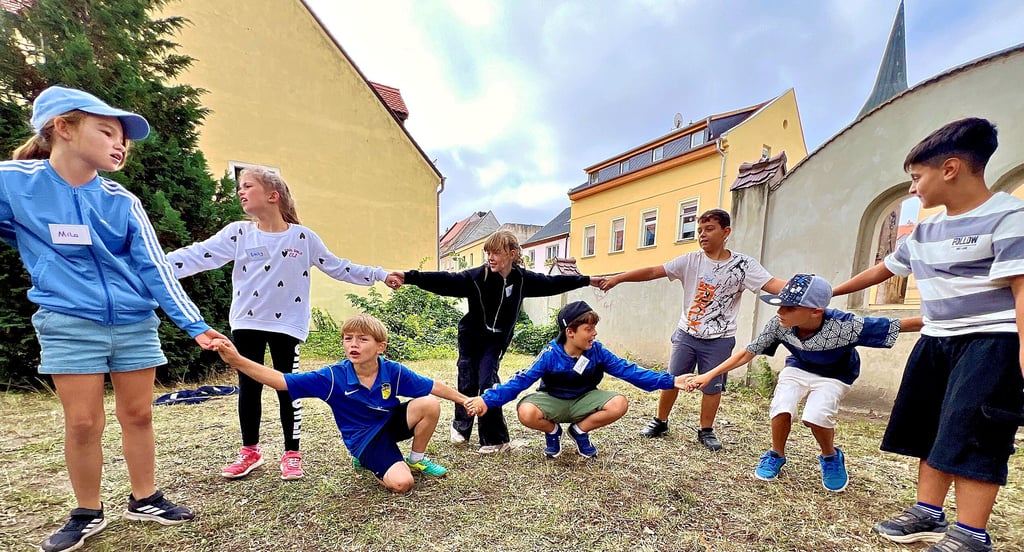 Die Kinder der Klasse 4a versuchen, den Gordischen Knoten zu entwirren.