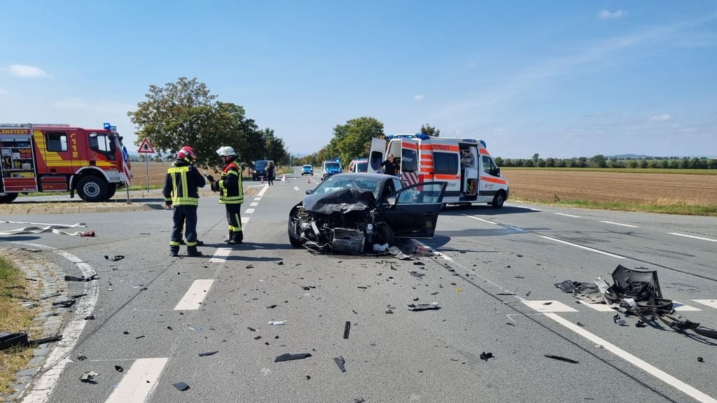 Zwei Menschen sind bei einem Unfall auf der L85 leicht verletzt worden.