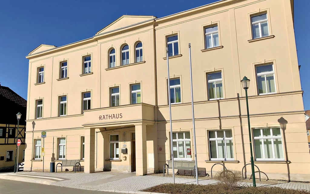 An der Haltestelle vor dem Osterfelder Rathaus halten seit der vergangenen Woche wieder Busse im Stundentakt.