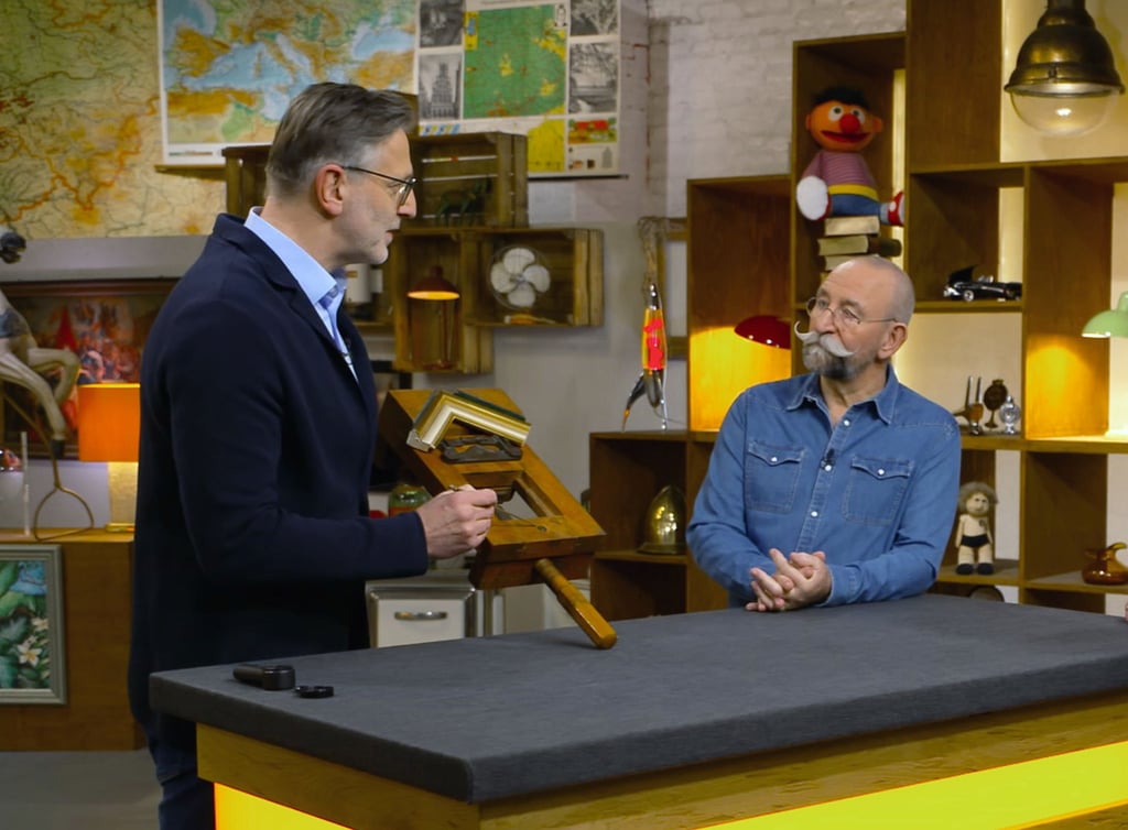 Die Sendung „Bares für Rares“ mit Moderator Horst Lichter (rechts) ist ein beliebtes Format, bei dem seltene Stücke von Zuschauern meistbietend von Experten gekauft werden. Ein Betrüger hat das TV-Format für eine Betrugsmasche genutzt und in Möckern eine Frau bestohlen.