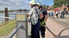 Stephan Müller (links) aus Windberge und Christian Sontag aus Langensalzwedel  proben am Hafen von Tangermünde den Löschangriff. 