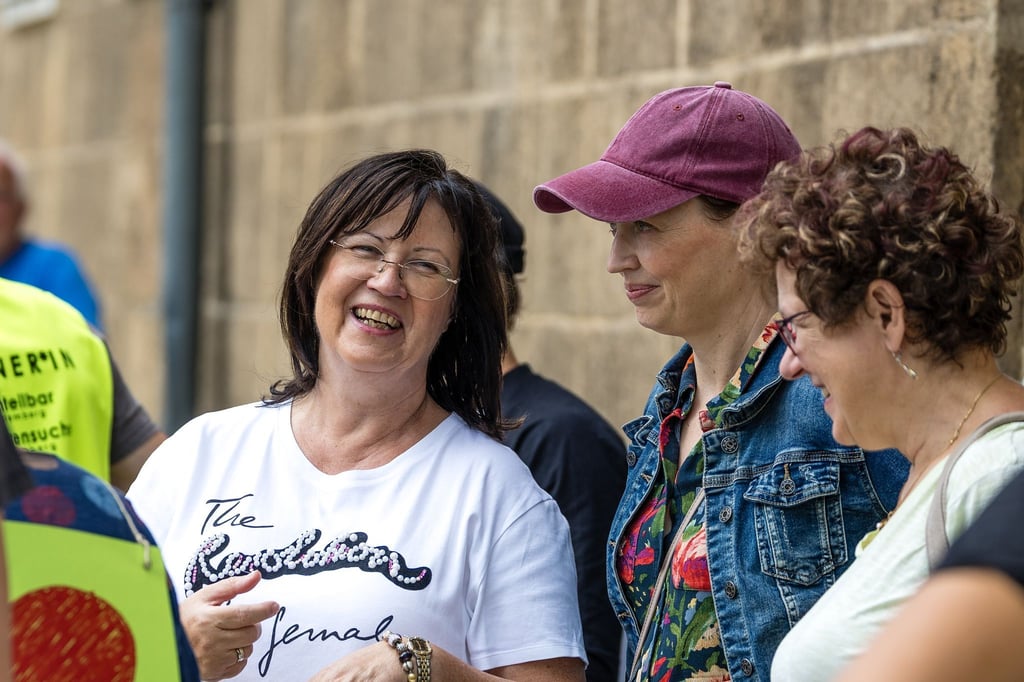 Sprembergs Bürgermeisterin Christine Herntier (parteilos) geht mit anderen Bürgern gegen eine Versammlung der rechtsextremistischen Kleinpartei Der Dritte Weg auf die Straße. (Archivbild)