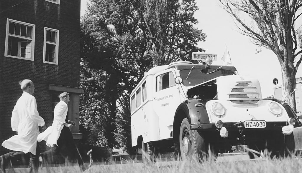 60 Jahre Hochschulmedizin an der Uniklinik Magdeburg: Die Schnelle Medizinische Hilfe (SMH) nahm für den Osten Deutschlands dort ihren Anfang, später fuhren die Krankenwagen der SMH auch in der Elbestadt Schönebeck. Das Foto zeigt den Einsatz deutlich früher als im Jahr 1988.