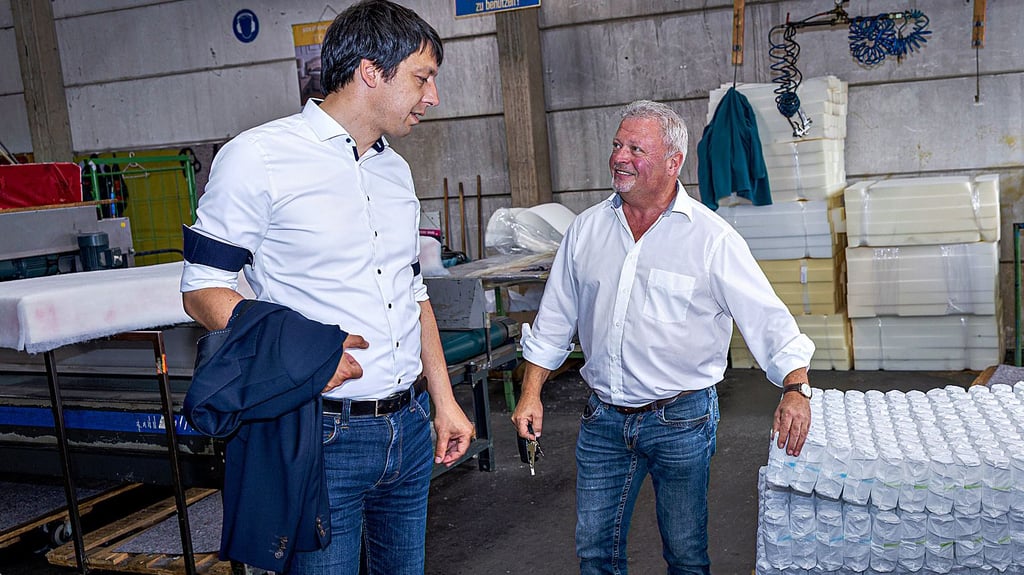 Auf seiner Sommertour hat Landrat Patrick Puhlmann den Traditionsbetrieb Hapo in Havelberg besucht, wo er von Geschäftsführer Torsten Peuker (rechts) viel Interessantes über das Unternehmen erfahren hat.