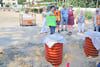 Projektleiter Oliver Schuft (gelbe Weste) präsentiert den Fachexkursionsteilnehmern auf der Baustelle an der Gardelegener Straße/Lüderitzer Straße in Stendal die Bestandteile des neuen Regenrückhaltebeckens. 
