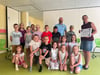 Die dritte Klasse mit Coach Uwe Rohrbeck und Schulleiterin Anika Schulze.