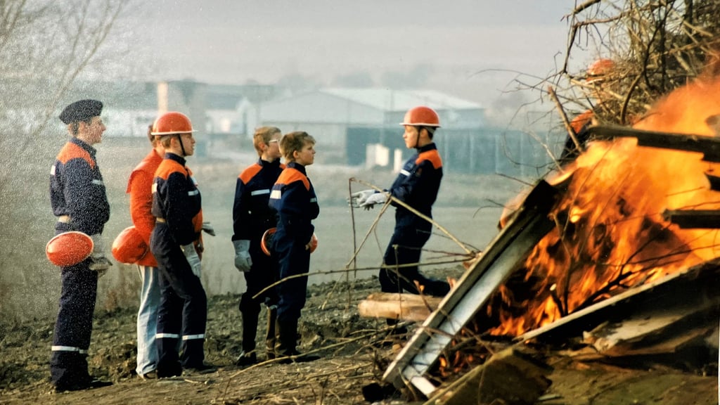Stolz: Die Jugendfeuerwehr darf das Osterfeuer hoch oben an der Warnsteder Mühle entzünden.