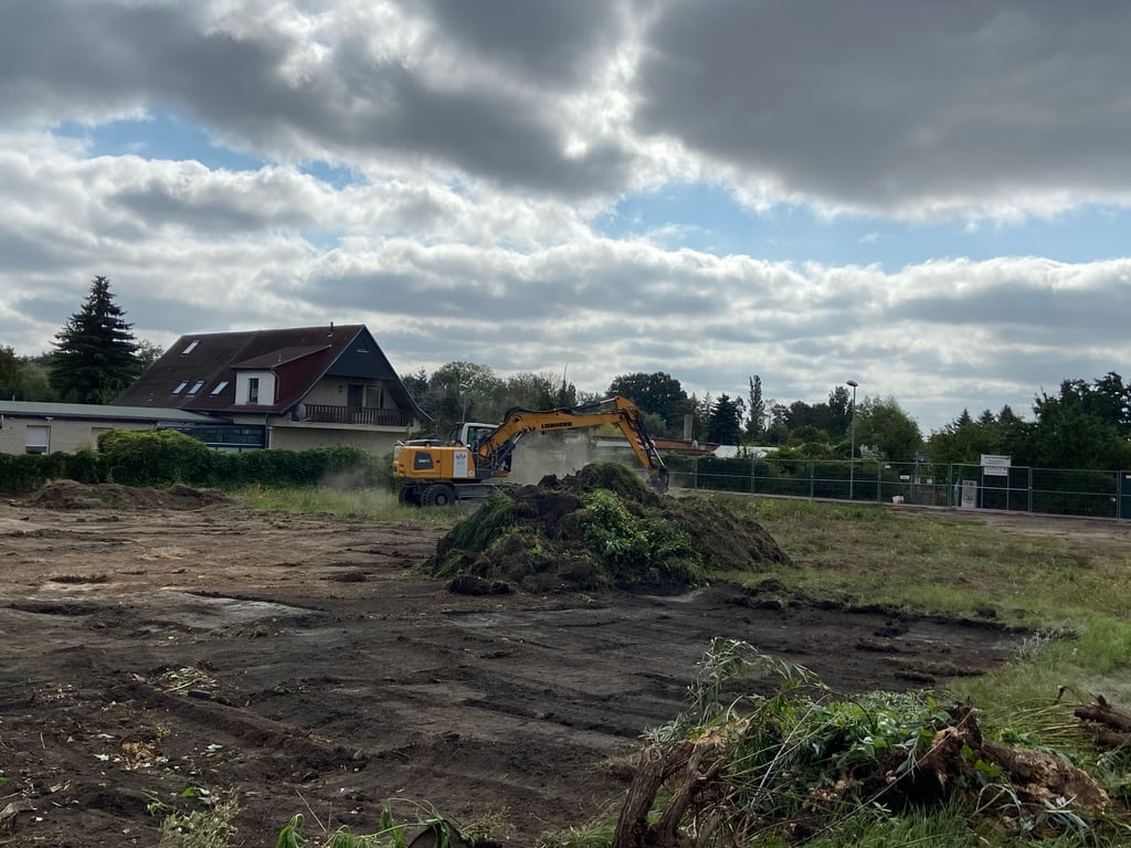 Startschuss für den Spielplatzbau: Ein Bagger bereitet das Gelände am Hohefeld-Privatweg in Magdeburg für die neue Freizeitfläche vor.