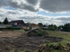 Startschuss für den Spielplatzbau: Ein Bagger bereitet das Gelände am Hohefeld-Privatweg in Magdeburg für die neue Freizeitfläche vor.