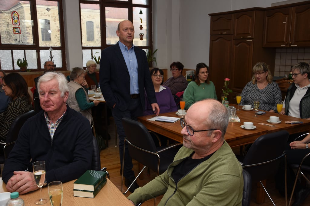 Klaus-Ulrich Dressel (stehend), hier bei einem Empfang des Pfarrbereiches Kalbe, hat gemeinsam mit anderen gezielt die nachfolgende Generation angesprochen, um sie zur Mitarbeit in kirchlichen Gremien zu bewegen.