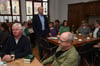 Klaus-Ulrich Dressel (stehend), hier bei einem Empfang des Pfarrbereiches Kalbe, hat gemeinsam mit anderen gezielt die nachfolgende Generation angesprochen, um sie zur Mitarbeit in kirchlichen Gremien zu bewegen.