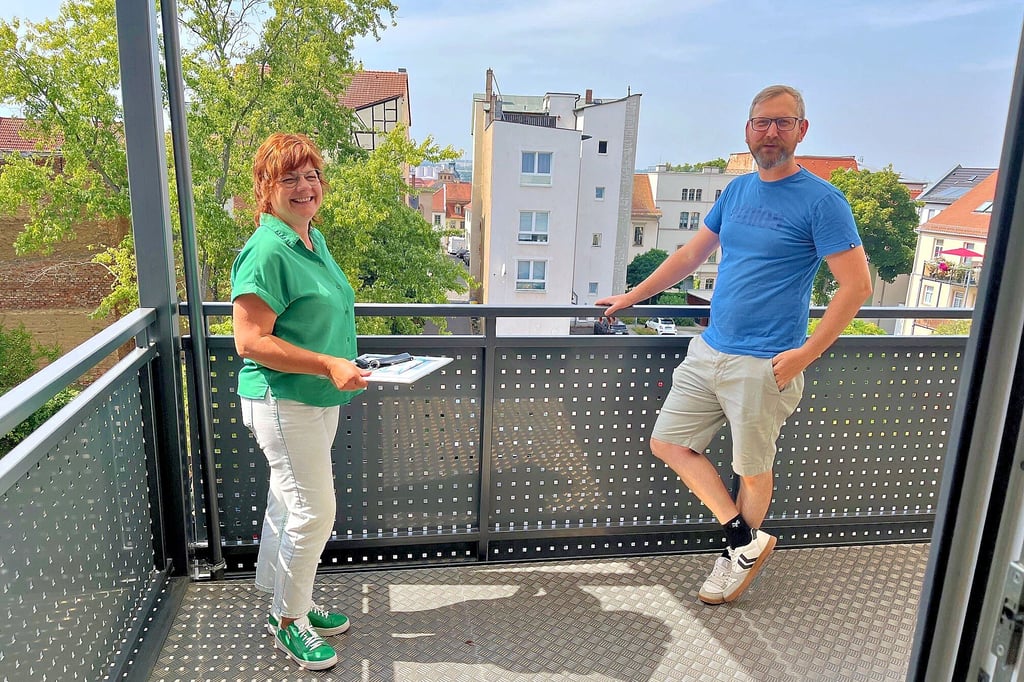 Die Freude steht  Grit Zippel und Martin Baumgart von der WBG Zeitz  ins Gesicht geschrieben: Der Kaufhausumbau ist fertig.