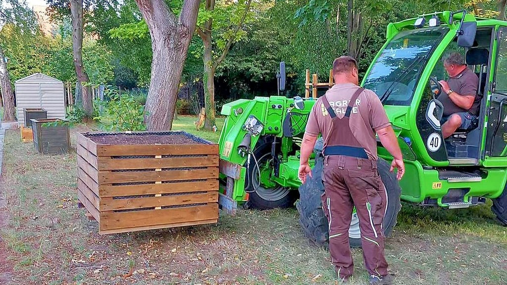 Hier wird ein Hochbeet transportiert.