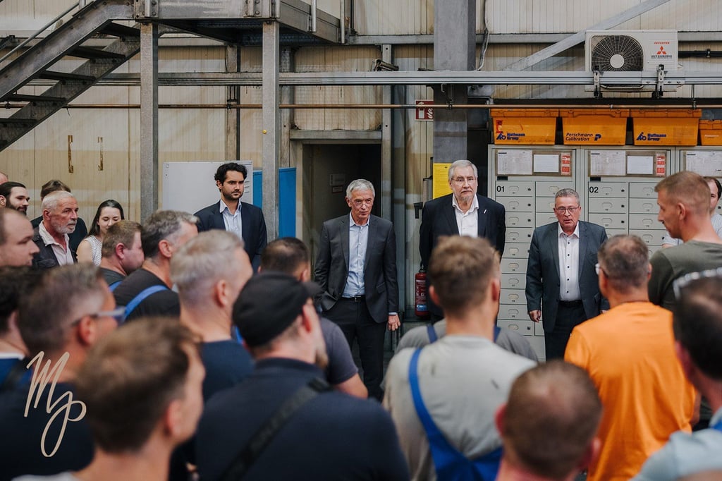 Gerhard Mey (2. von rechts) hatte die Maschinenbaufirma erst im vergangenen Jahr erworben.