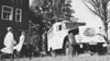 60 Jahre Hochschulmedizin an der Uniklinik Magdeburg: Die Schnelle Medizinische Hilfe (SMH) nahm für den Osten Deutschlands dort ihren Anfang, später fuhren die Krankenwagen der SMH auch in der Elbestadt Schönebeck. Das Foto zeigt den Einsatz deutlich früher als im Jahr 1988. 