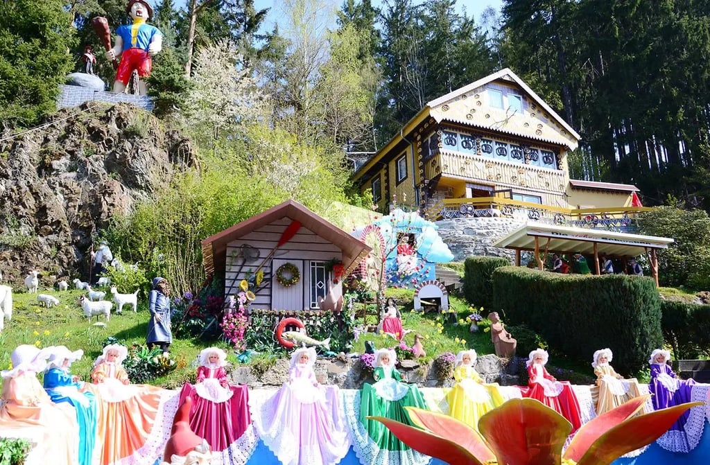 Märchenhaftes Abenteuer: Im Erlebnispark Märchenwald Saalburg warten Figuren, Streichelzoo und Wasserfahrzeuge auf große und kleine Besucher.