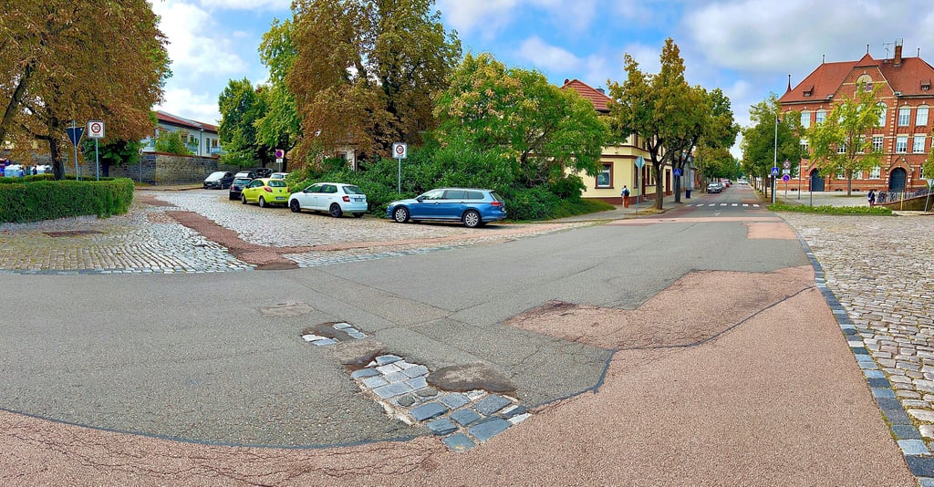 Die löchrige Bernburger Waisenhausstraße soll 2026 eine neue Asphaltdecke bekommen.