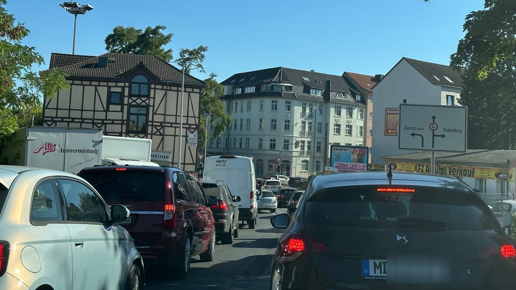 Stehen und warten: Im Bereich der Ausfahrt vom Magdeburger Ring zur Halberstädter Straße staut sich der Verkehr. Auch dort geht es nur im Schneckentempo voran.