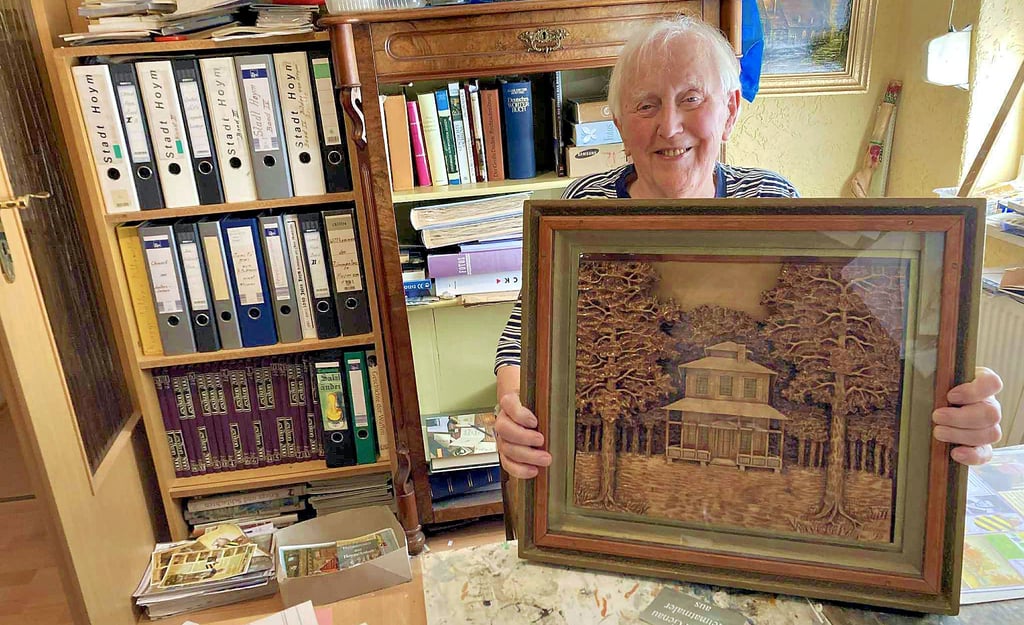 Dietrich Genau hat aus Ahornholz das einstige Hoymer Buschhaus geschnitzt. Die Veranda besteht aus kleinen Streichhölzern.