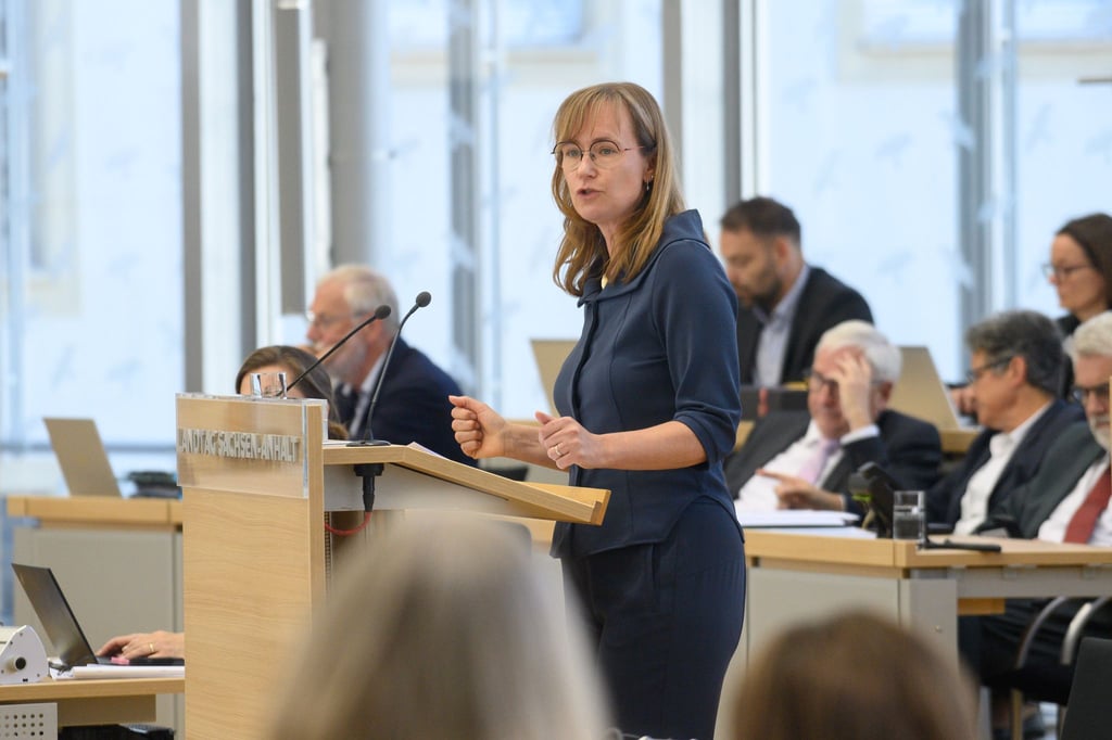 Linken-Fraktionsvorsitzende Eva von Angern warnt vor der Abwanderung von Erziehern in andere Bundesländer.